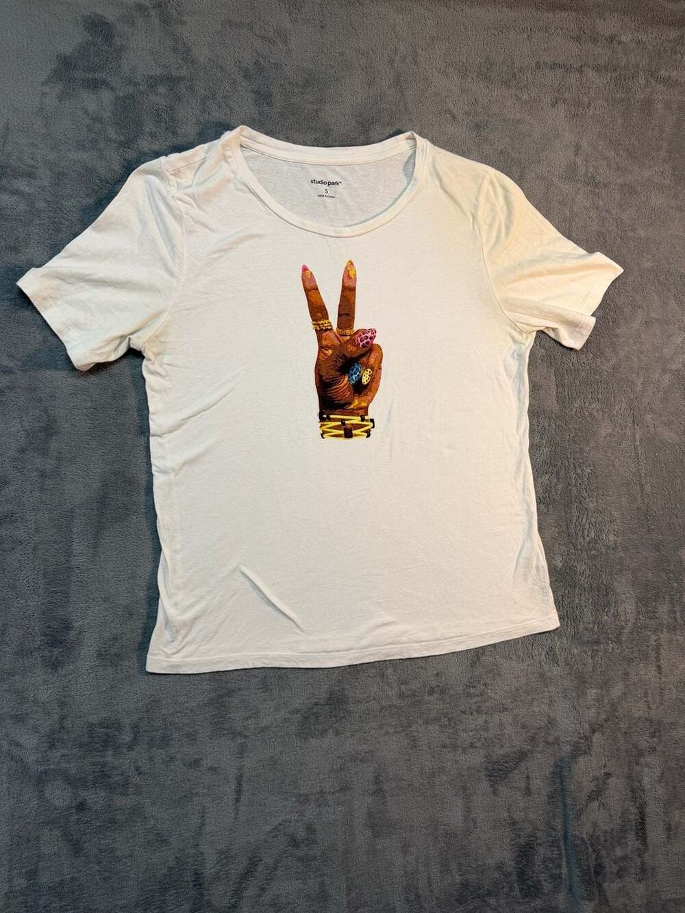 Studio Park Women's White Peace Sign Hand Graphic Short Sleeve T-Shirt Size S